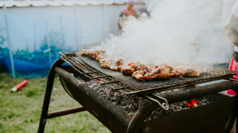 Churrasqueira Bafinho a Carvão com Pés: Praticidade e Sabor para Seu Churrasco 2026