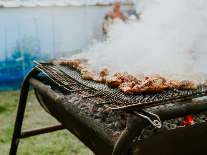 Churrasqueira Bafinho a Carvão com Pés: Praticidade e Sabor para Seu Churrasco 2026